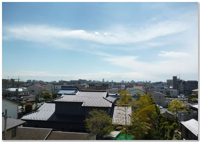 3階屋根上からの景色は、見晴らしがよい。