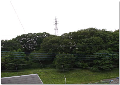 電波等方向に丘と樹木あり