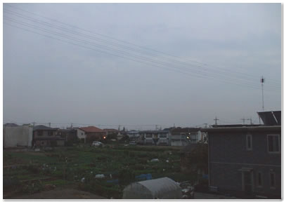 タワー方向は畑と戸建て住宅地