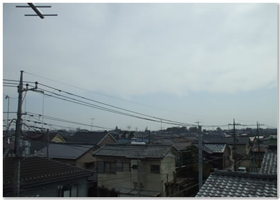 タワー方向、近くに送電塔あり、
