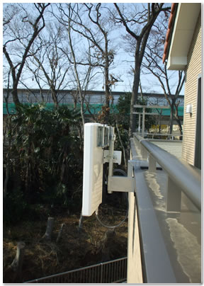 平面アンテナ、蓮田市、ベランダに挟み込み金具にて取付