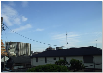 東京方向にマンションや繁華街あり