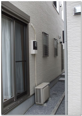 戸建て、エアコン工事、テープ巻き仕上げ(雨が入らないように下から巻きます)