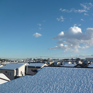 周りの屋根も15cmの積雪