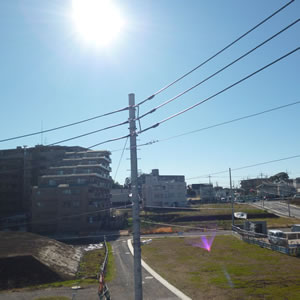 近隣は建設中の空地