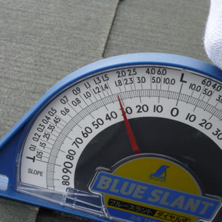 勾配が30°だと歩くことが困難です
